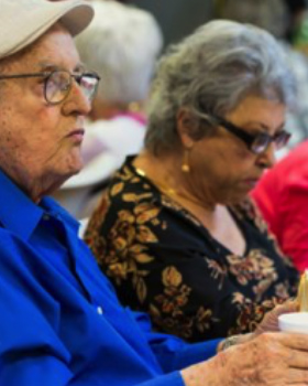 Friendship and a Hot Meal Helps Lonely Seniors Through the Holidays